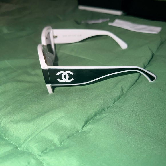 CHANEL Monochrome Sunglasses with Logo - Picture 3 of 7